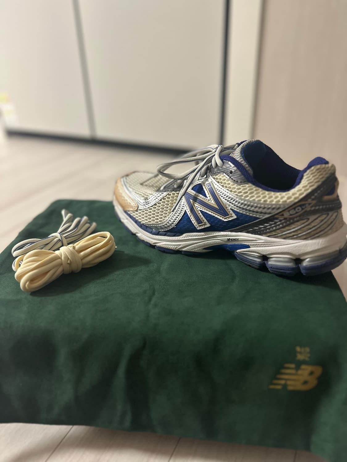 뉴발란스 x 에임레온도르 860v2 네이비 270사이즈 팝니다. 상품이미지1