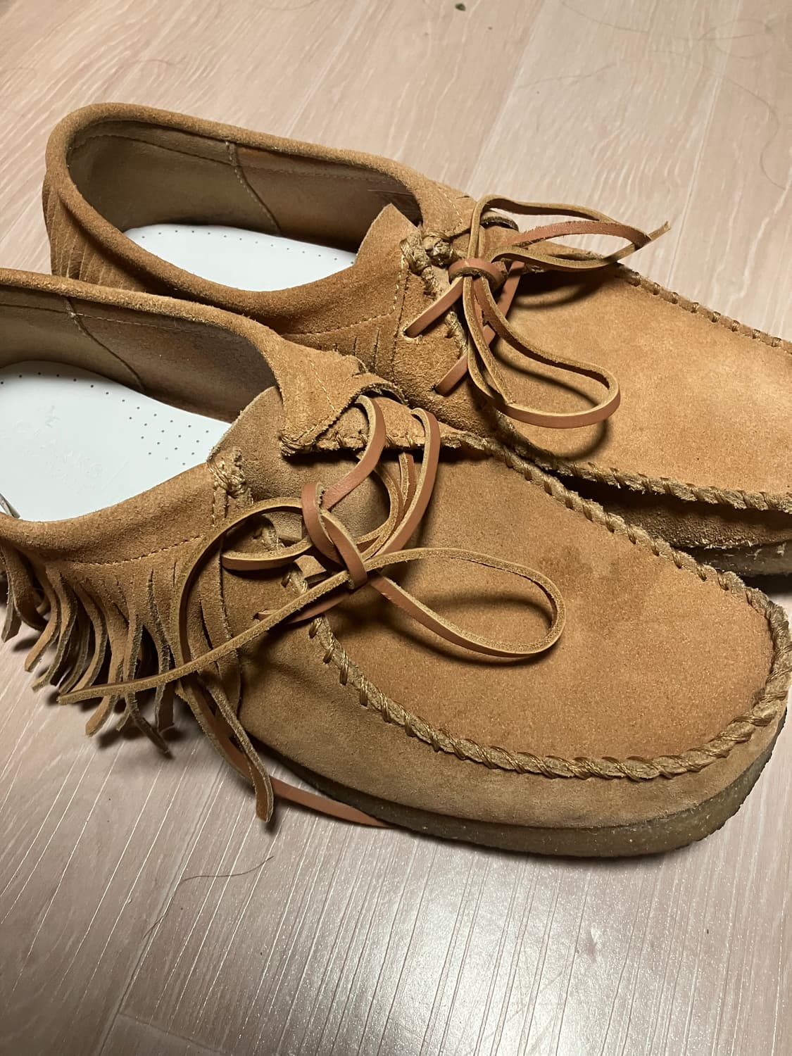 클락스 fbt스타일 스웨이드 프린지 왈라비 상품이미지1