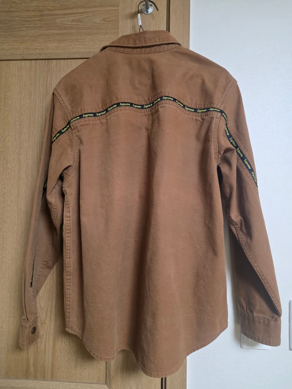 [S] 슈프림 20FW 로고 테이핑 워크 셔츠 브라운 상품이미지3