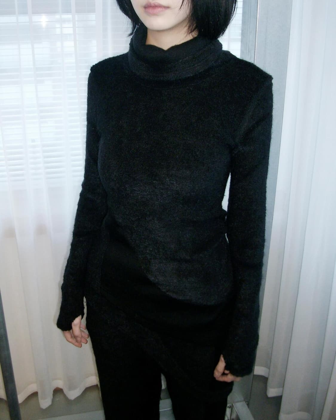지초이 AW24 CURVED TURTLENECK SWEATER (BLAC 상품이미지2
