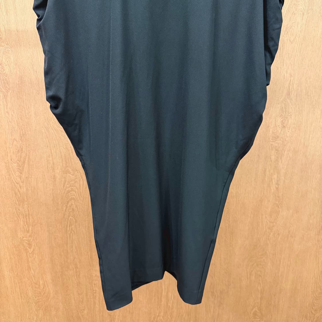 아크네 스튜디오 핀치드 슬리브 미디 원피스 백 슬릿 오픈 디테일 블랙 상품이미지5