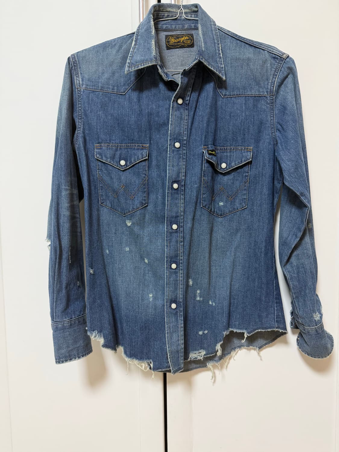 랭글러(Wrangler) X 나노유니버스 별주 데미지 데님 셔츠 상품이미지1