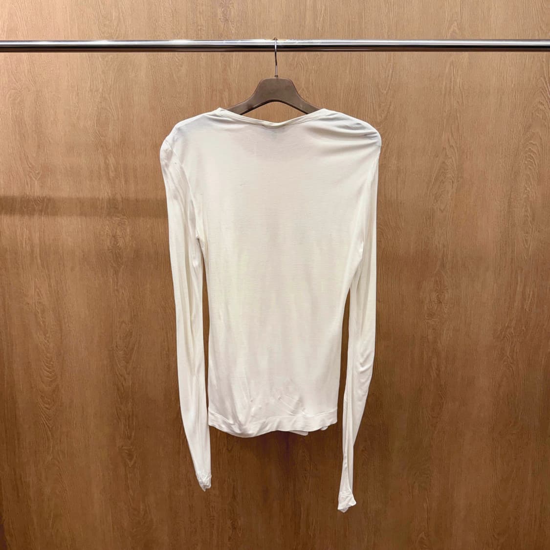 아르마니 익스체인지 레터링 로고 프린팅 긴팔 티셔츠 슬림핏 아이보리 상품이미지3