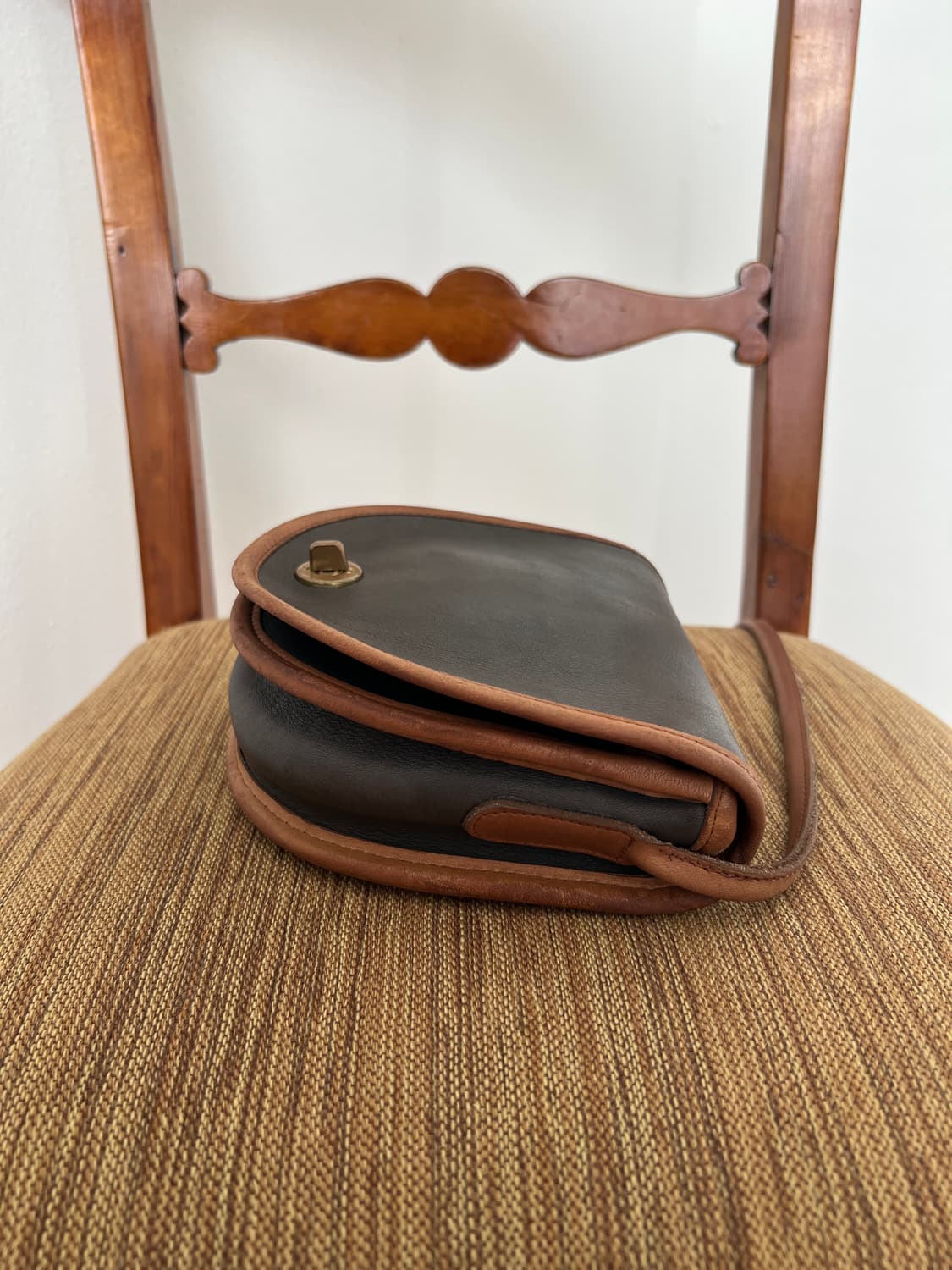 올드 코치 하프문 레더 크로스백 상품이미지6