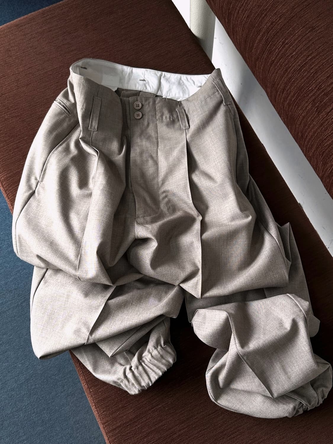 Rayon blend tuck jogger trousers 상품이미지1
