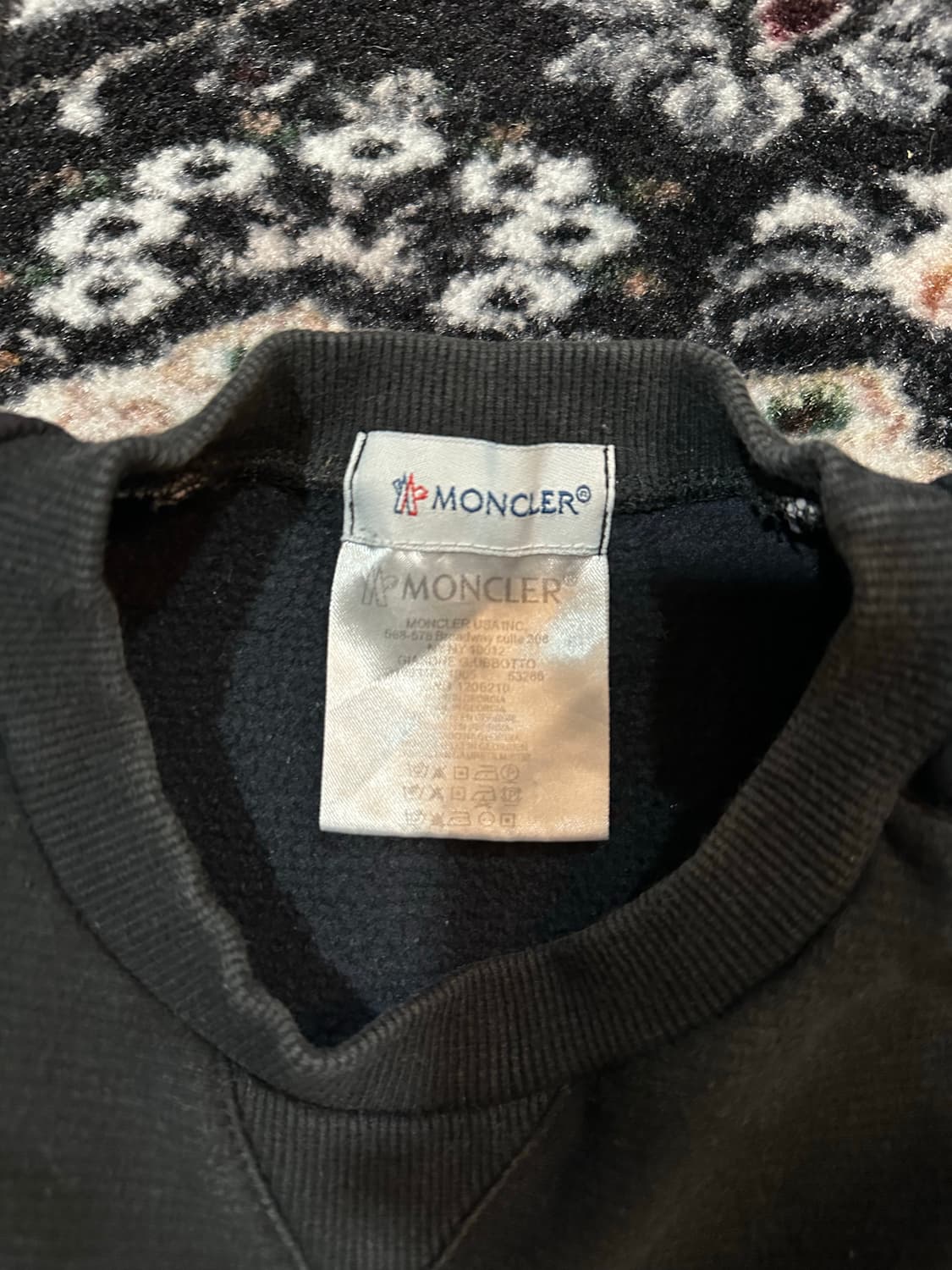 몽클레어 패디드 숄더 맨투맨 블랙 상품이미지3