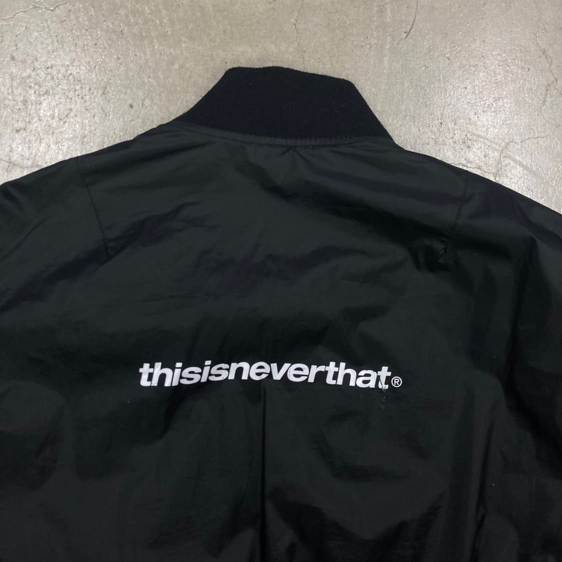 디스이즈네버댓 블랙 컬러 스펠아웃 바람막이 상품이미지3