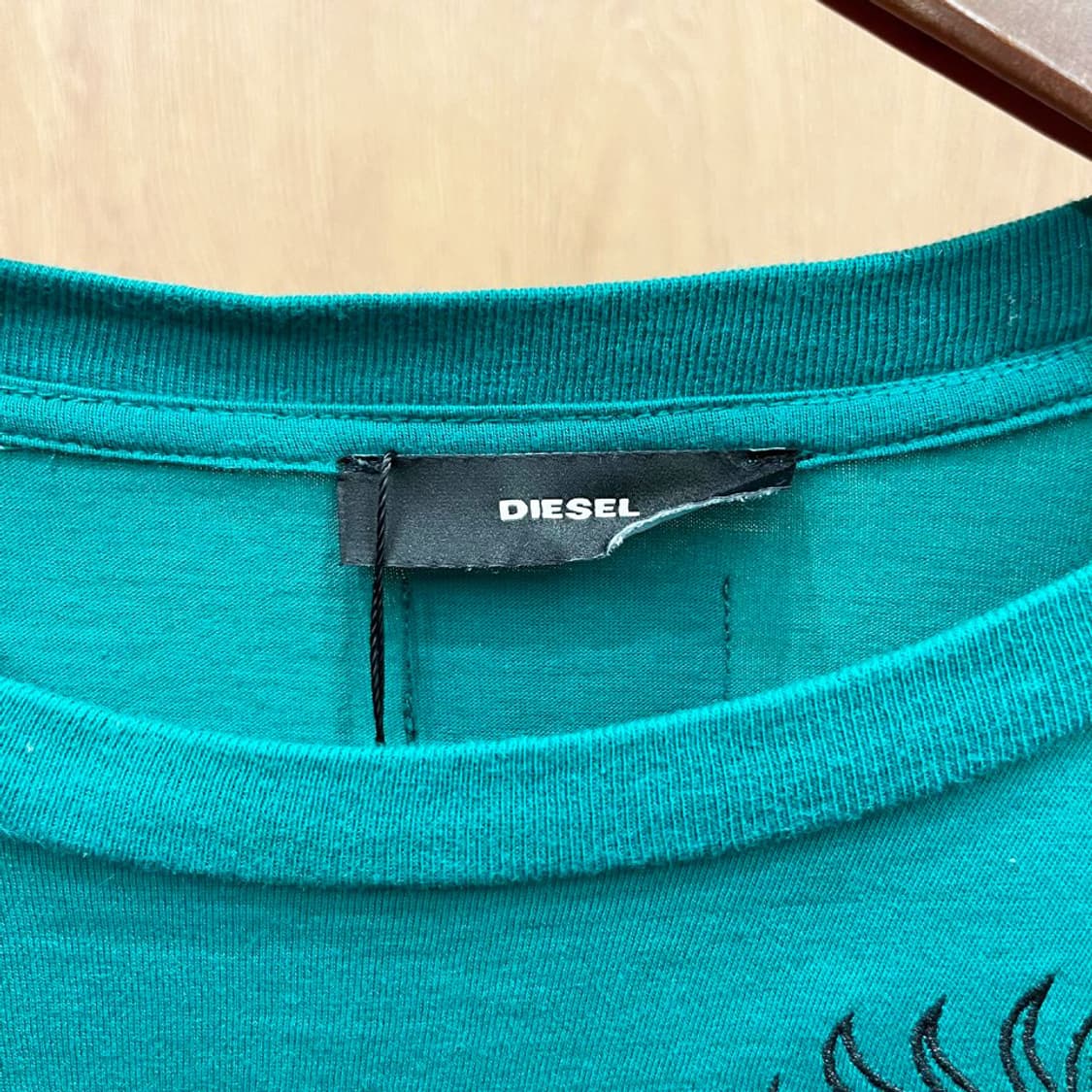 디젤 롱 슬리브 티셔츠 애니멀 레터링 프린팅 사이드 지퍼 디테일 그린 상품이미지8