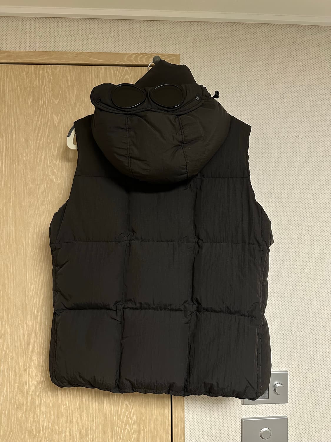 CP컴퍼니 고글 패딩 베스트 L 상품이미지2