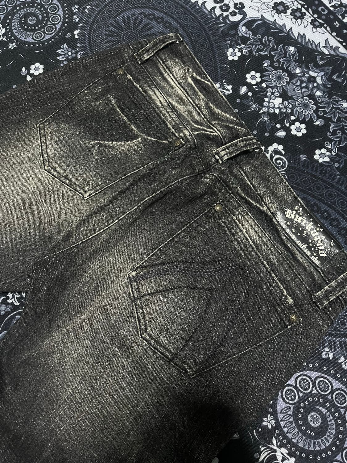 버커루 스터드 디테일 부츠컷 흑청 워싱 데님팬츠 상품이미지5