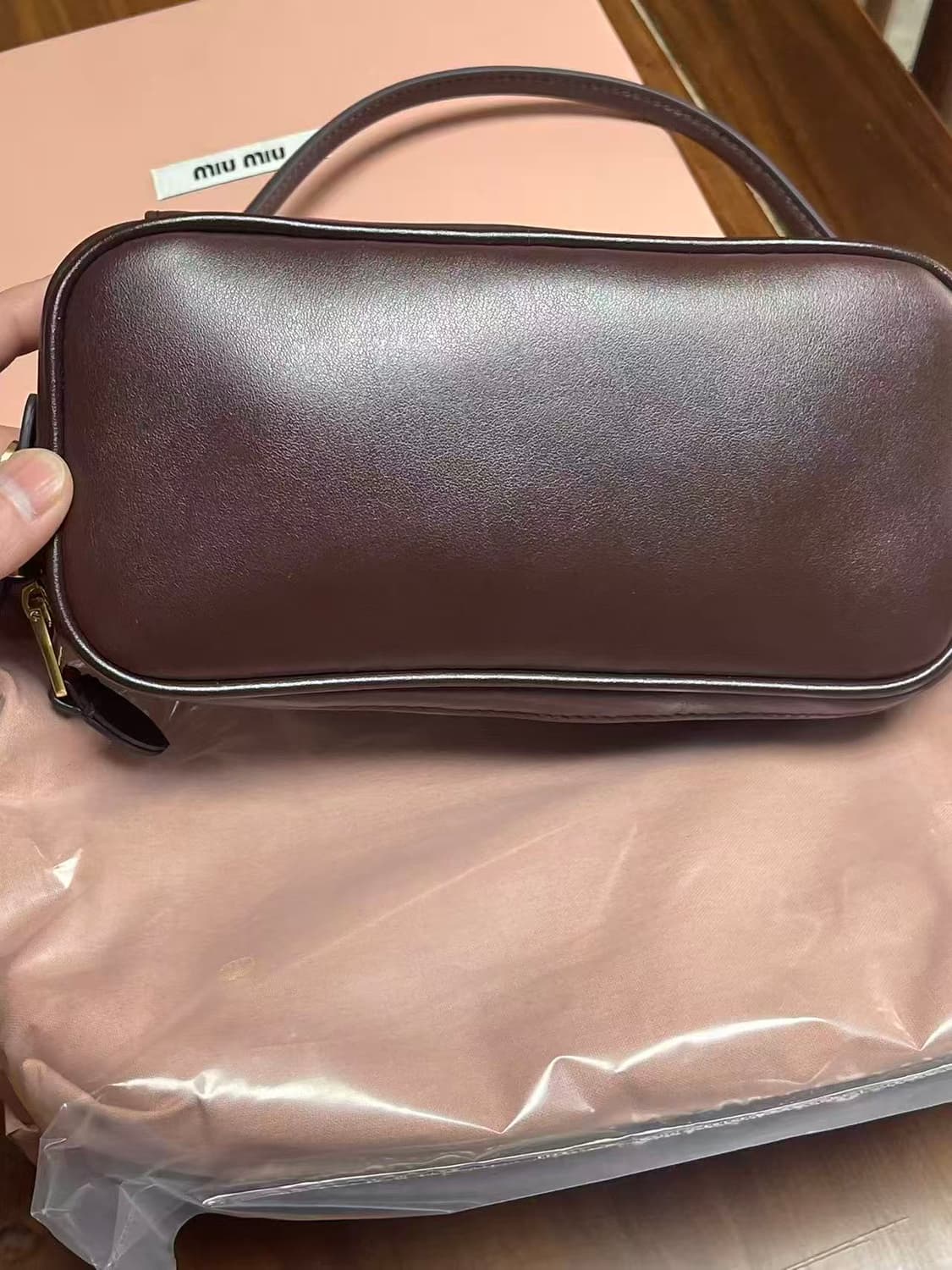 미우 미우 가죽 탑 핸들백 상품이미지2