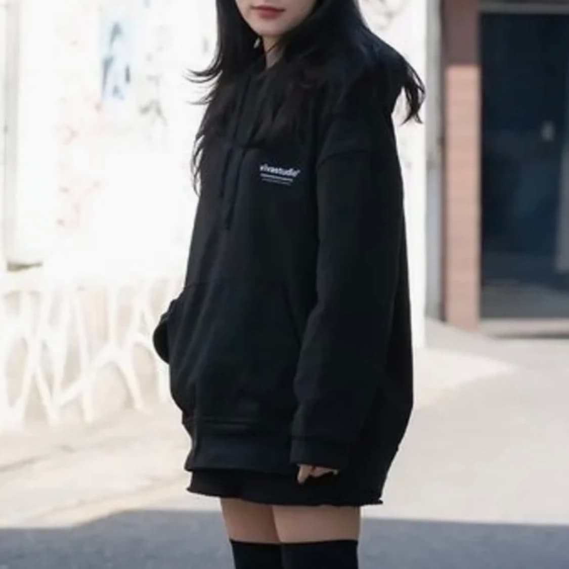 비바스튜디오 LOCATION HOODIE [BLACK] 후드티 상품이미지4