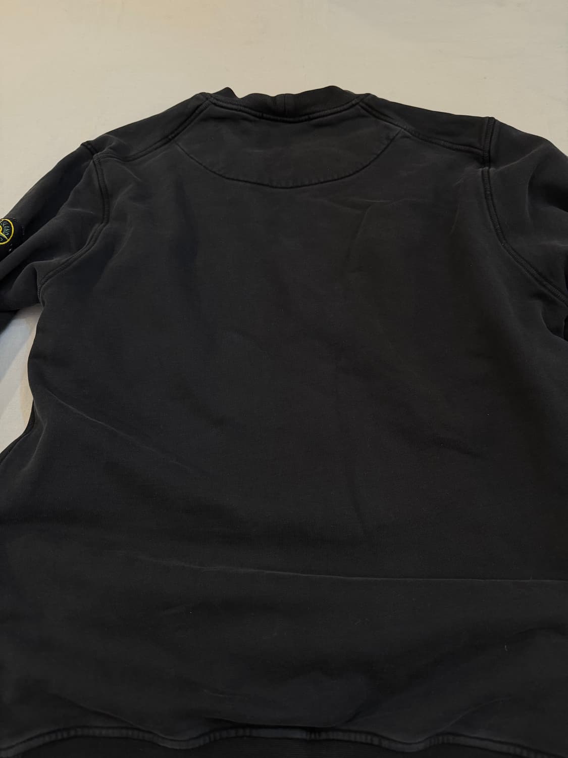 23SS 스톤아일랜드 와펜 맨투맨 블랙 상품이미지3