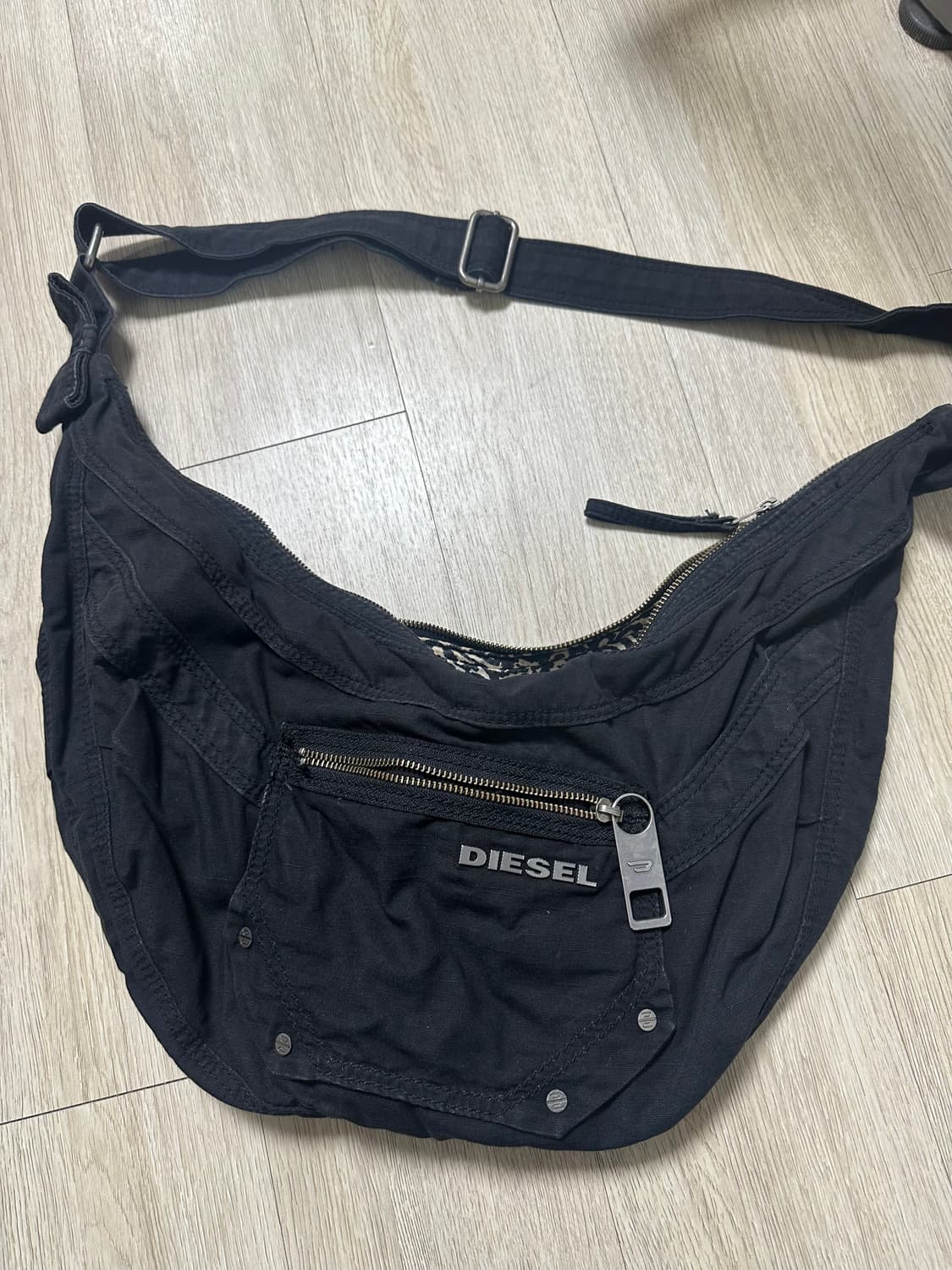 디젤 하프문 크로스백 상품이미지3