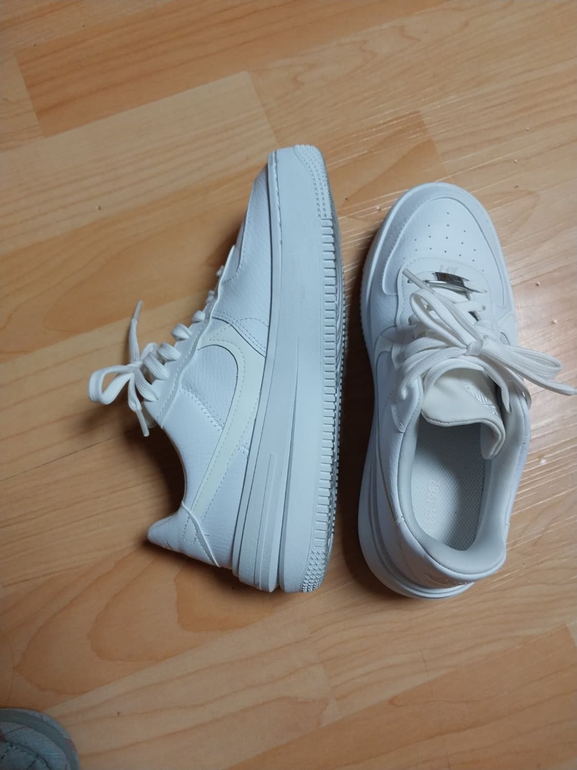 나이키 에어포스 1 플랫폼 트리플 화이트 240 팝니다 상품이미지3