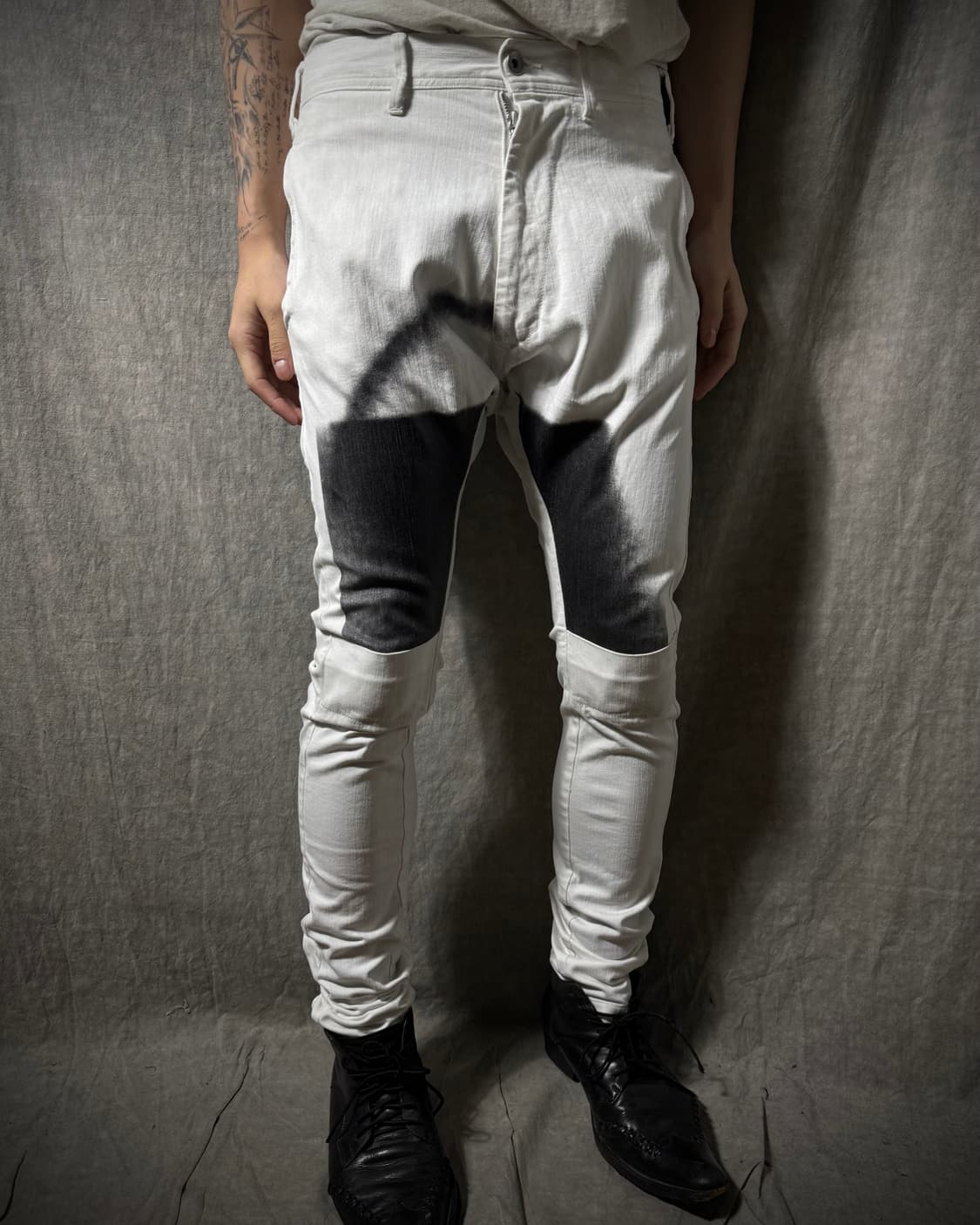 JULIUS Spray-Dyed White Denim Pants  상품이미지1