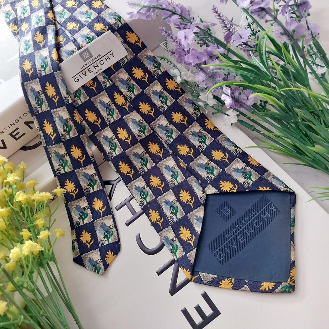 지방시 실크 네이비&옐로우 플라워 넥타이 9.7cm A+등급 K1349
 상품이미지3