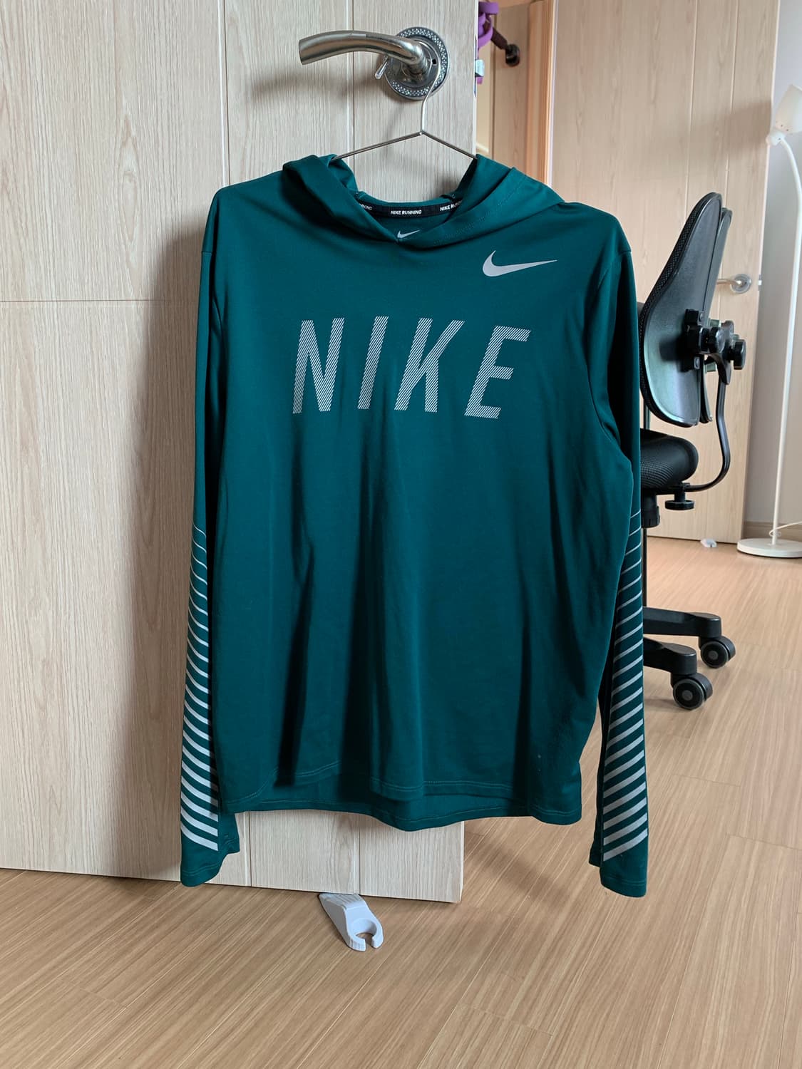 나이키 스우시 러닝 후드슬리브 상품이미지1