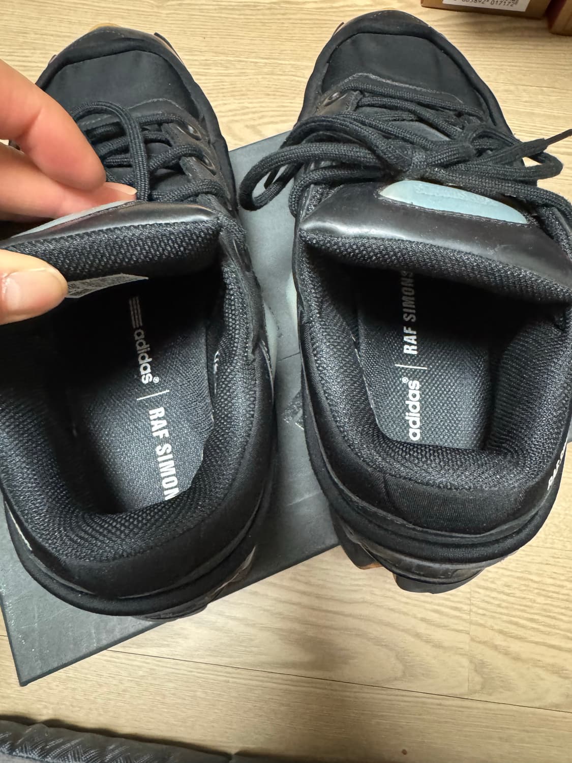 라프시몬스 아디다스 오즈위고 250 팝니다. 상품이미지5