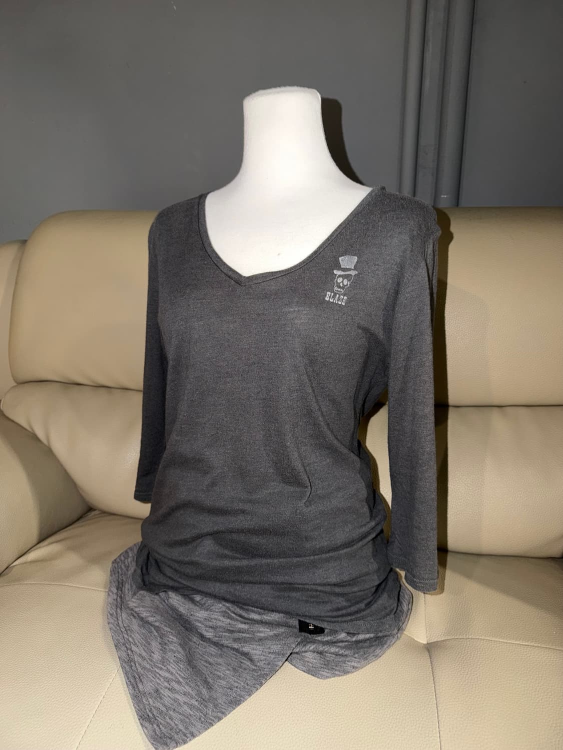 back lettering v-neck design top 상품이미지1