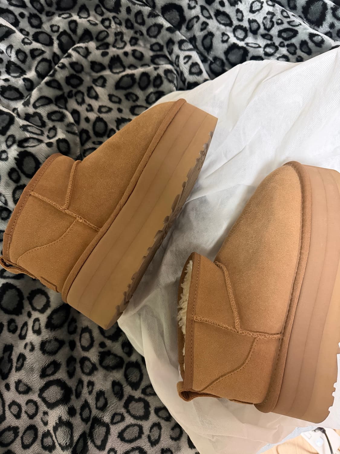 어그 클래식 울트라 미니 플랫폼 부츠 체스트넛 상품이미지1