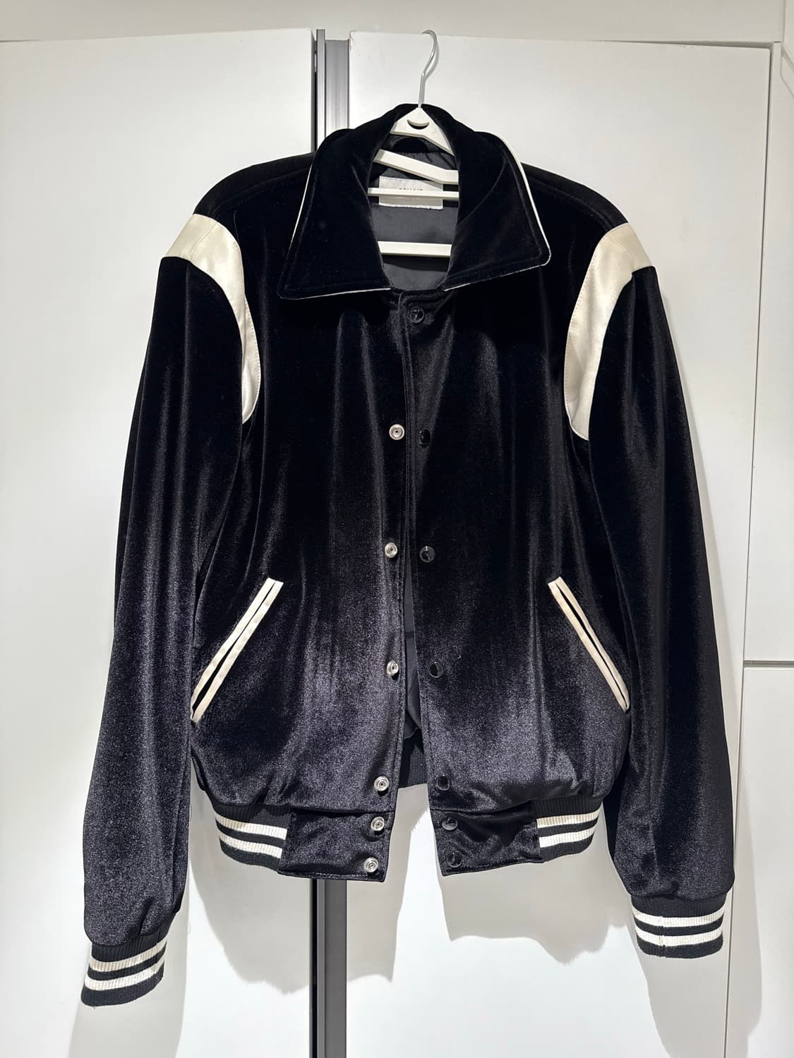 롤링스튜디오 VELVET VARSITY JACKET BLACK 상품이미지1