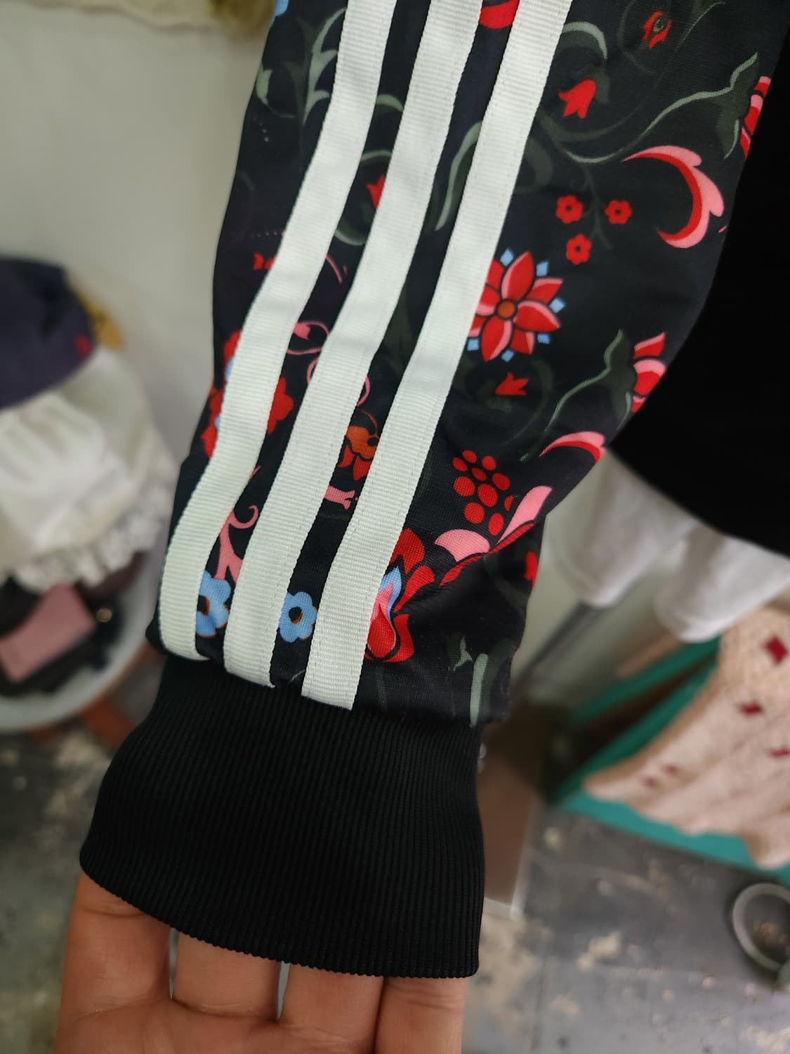 아디다스 슈퍼스타 트랙탑 져지 플라워 패턴 소매

 상품이미지4