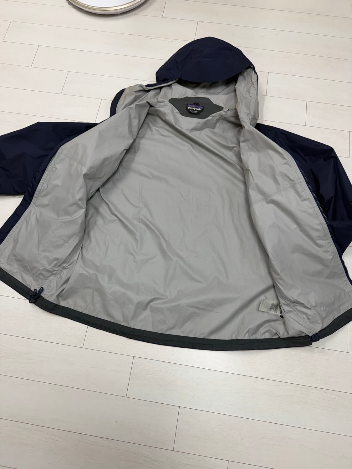 파타고니아 토렌쉘 M 사이즈 네이비  4번째 사진 살짝 얼룩 있는거 외에 상품이미지7