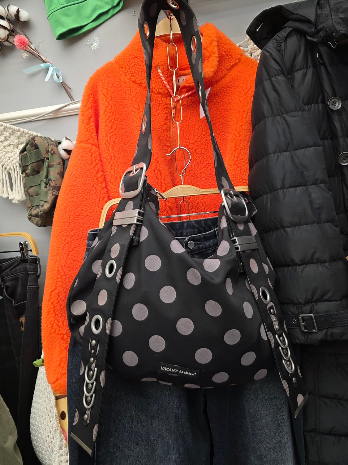 베이컨트 아카이브 VACANT ARCHIVE 벨라 와이드 스트랩 호보백 상품이미지1