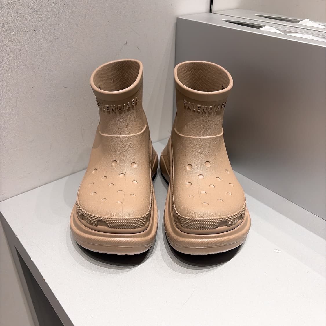 (정품/새상품) 발렌시아가 X 크록스 여성 베이지 러버 부티 상품이미지2