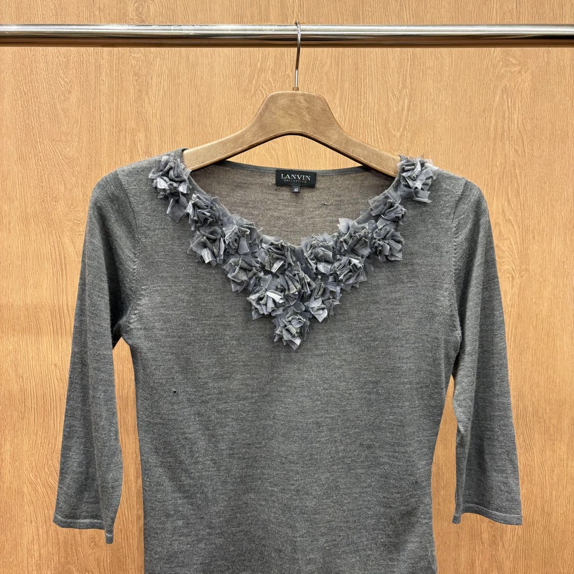 랑방 브이넥 7부 니트 플라워 아플리케 쉬폰 오간자 텍스처 디테일 그레이 상품이미지4