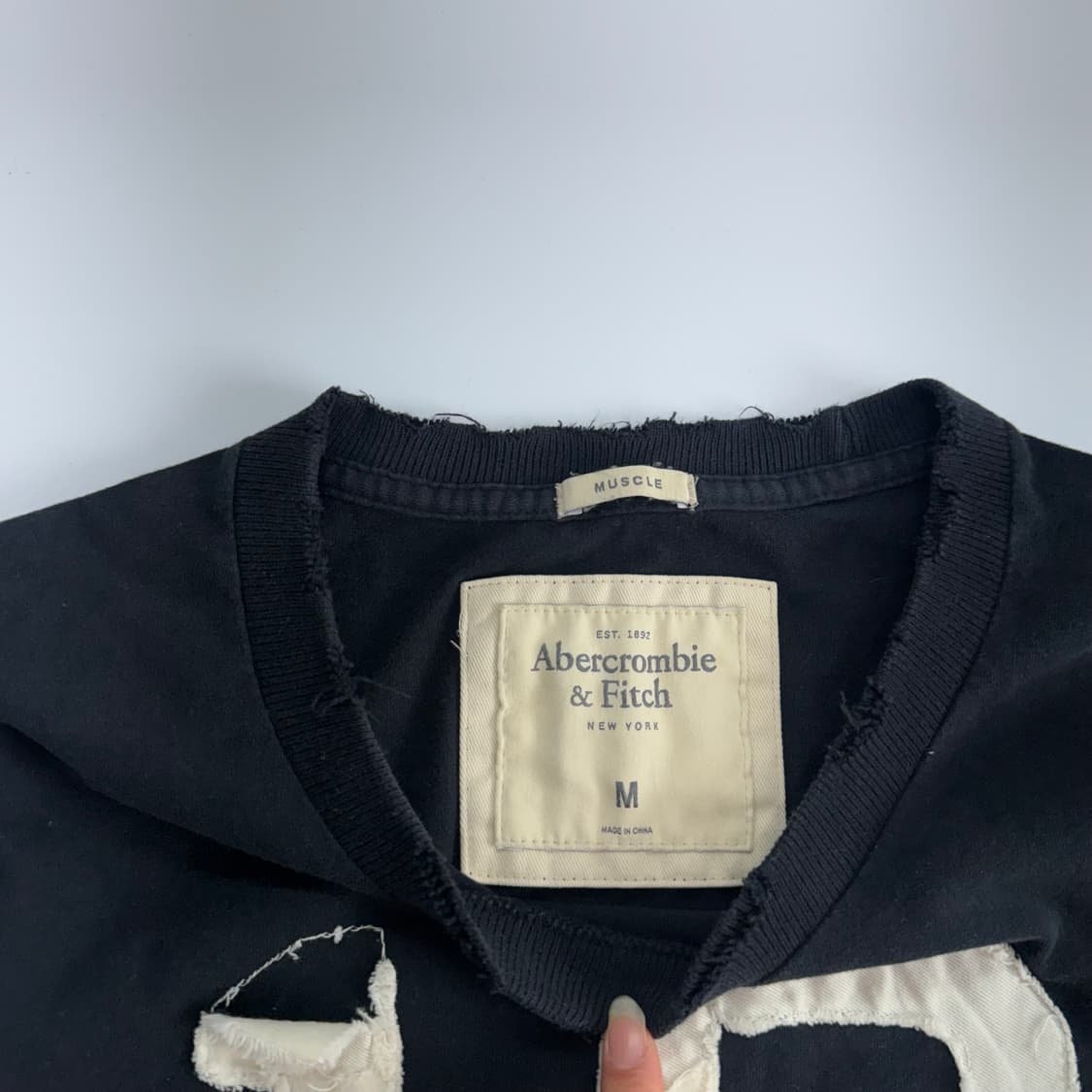Abercrombie 아베크롬비 18 그런지 로고 네이비 반팔 상품이미지5