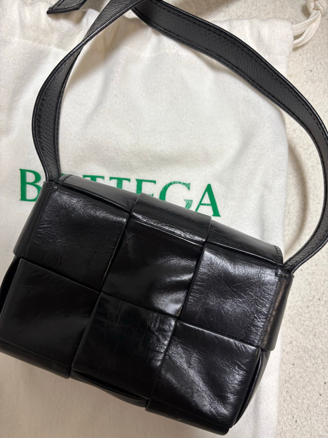 보테가 베네타 미니 레더 카세트백 블랙 상품이미지4