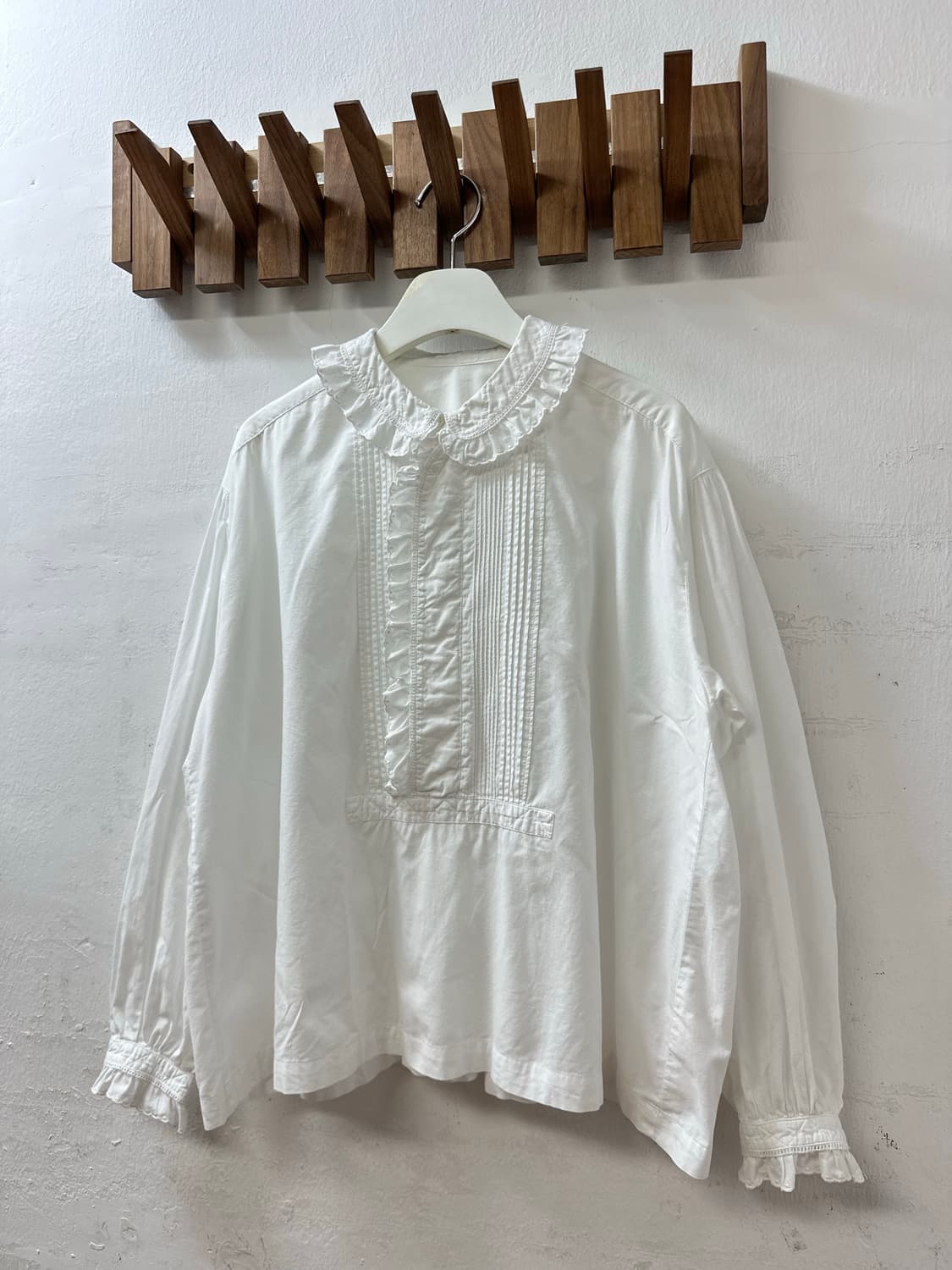 Pink House 핑크하우스 둥근카라프릴 핀턱 레이스 퍼프소매블라우스 상품이미지4