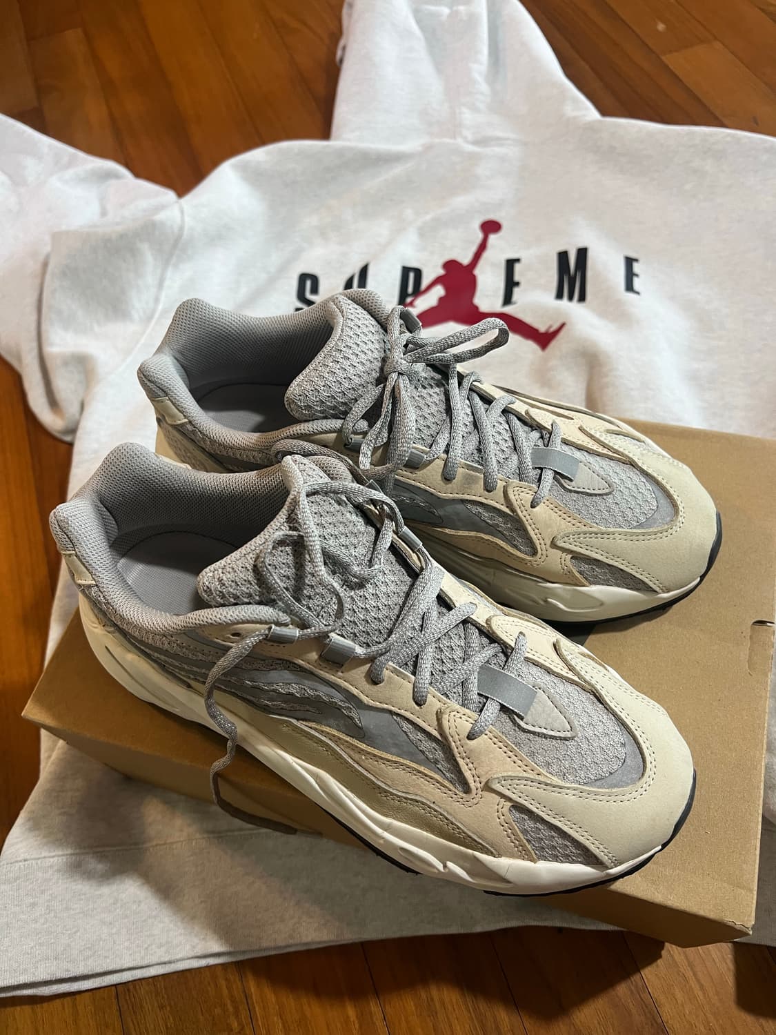 이지부스트 700 v2 크림 290 상품이미지1