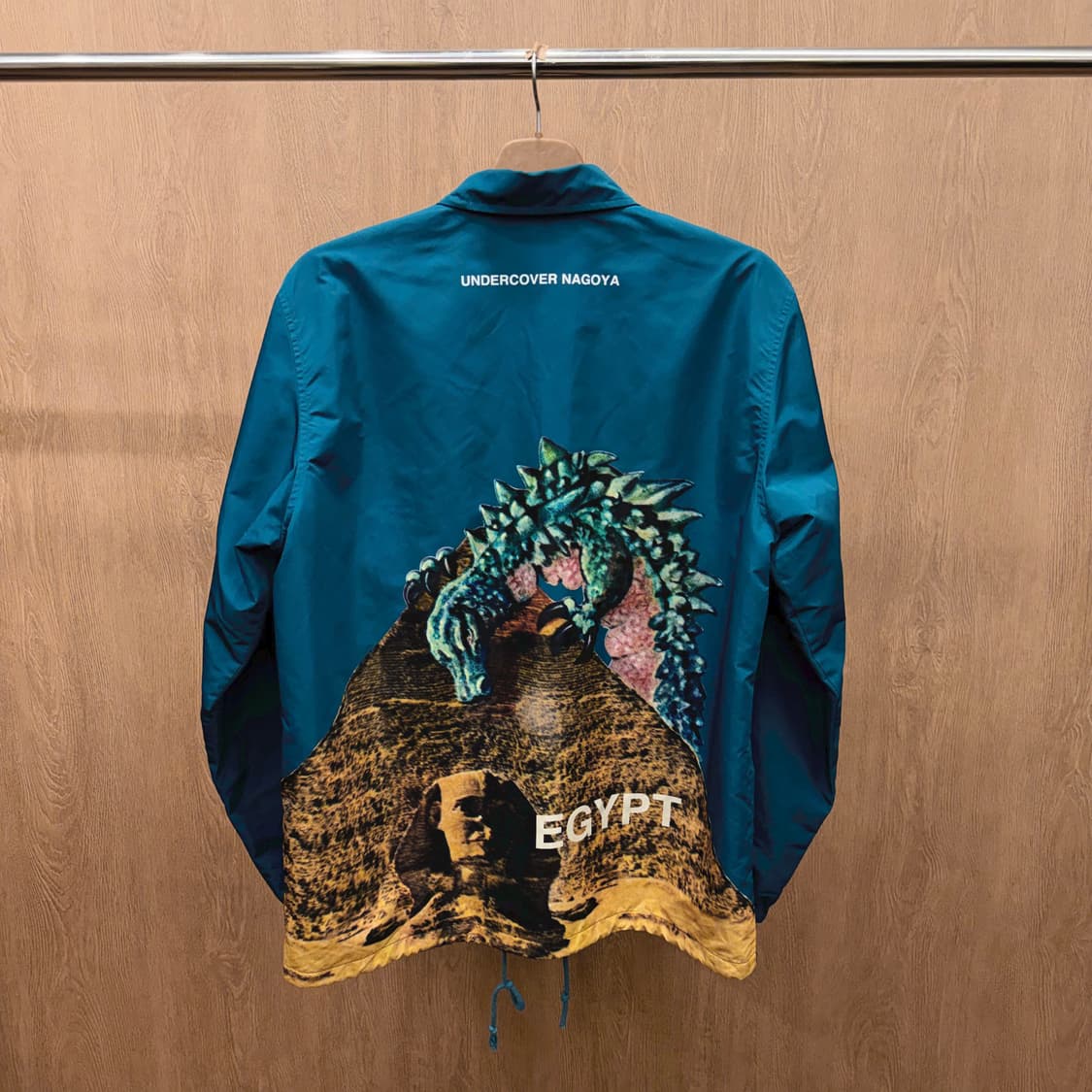 언더커버 코치 자켓 백 피라미드 프린팅 밑단 스트링 레귤러핏 틸 블루 상품이미지3