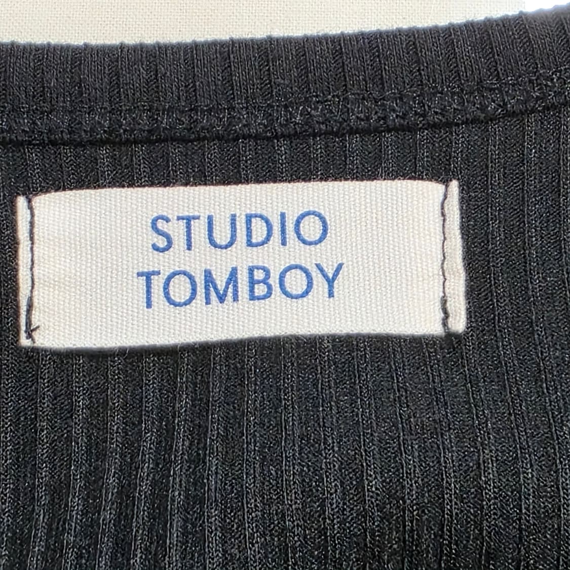 0192 스튜디오 톰보이 블랙 립 탱크탑 상품이미지5