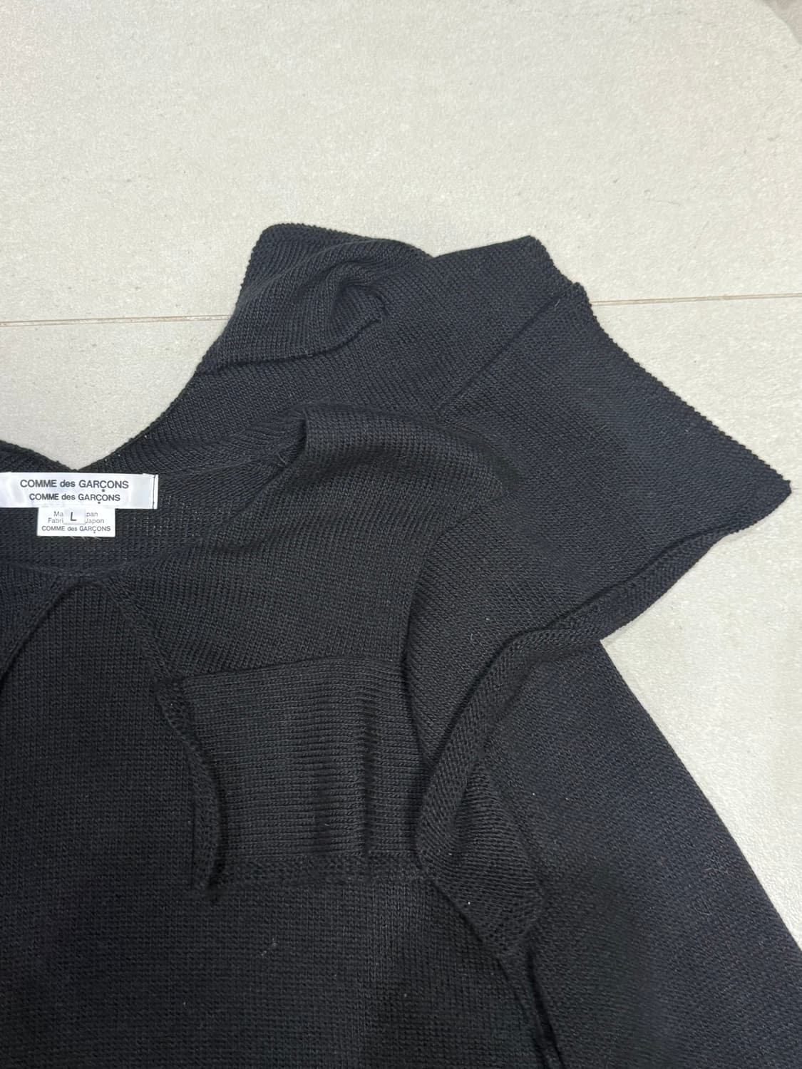 2022 꼼데가르송 어깨 원단 결합 디테일 니트 스웨터  상품이미지3