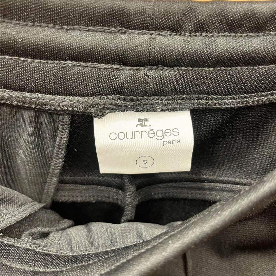 꾸레쥬 트레이닝 팬츠 로고 자수 지퍼 포켓 밴딩 디테일 부츠컷 블랙 상품이미지7