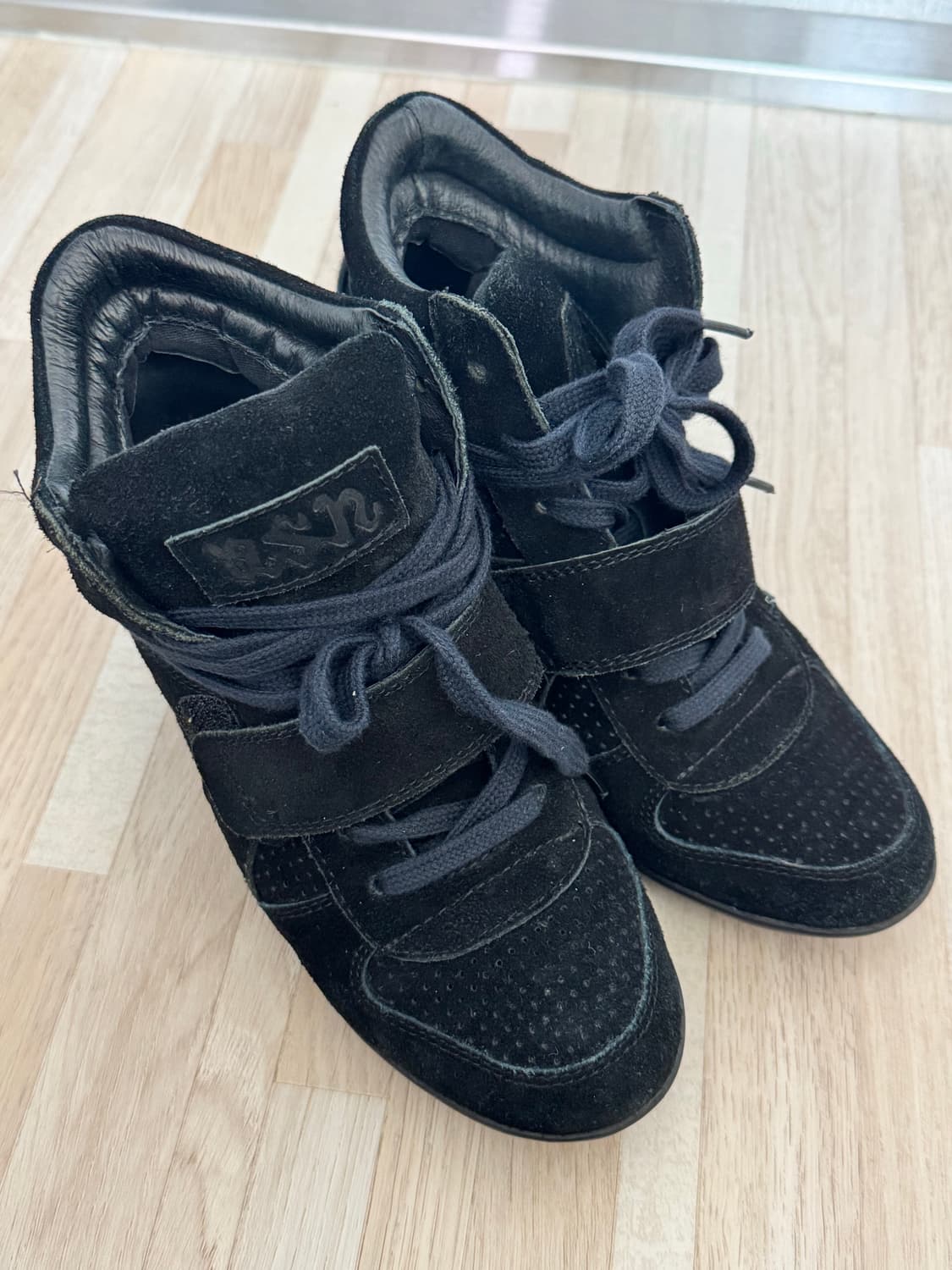 Ash hidden wedge black suede 상품이미지1