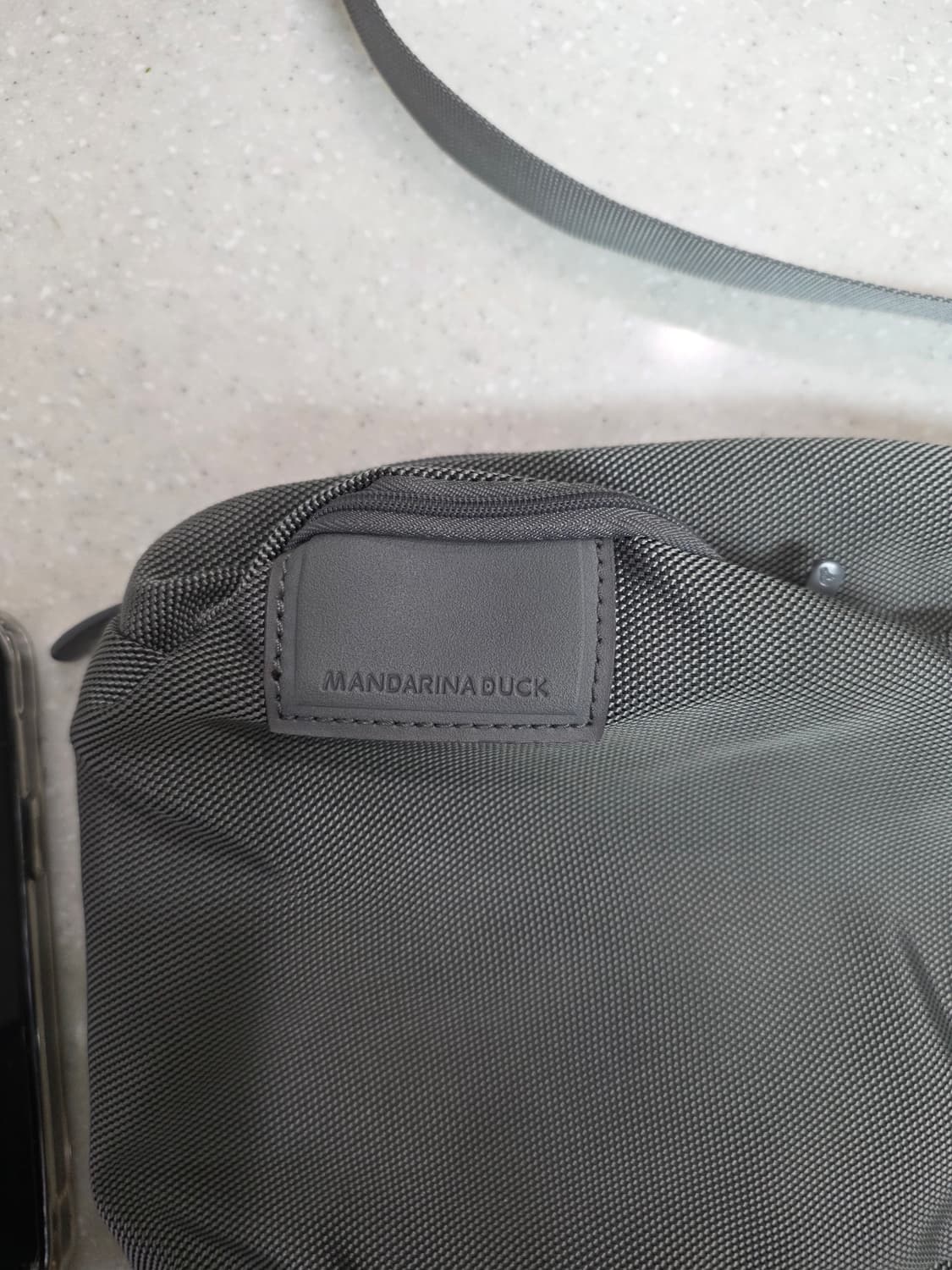 만다리나덕 남성 슬링백 회색 상품이미지8