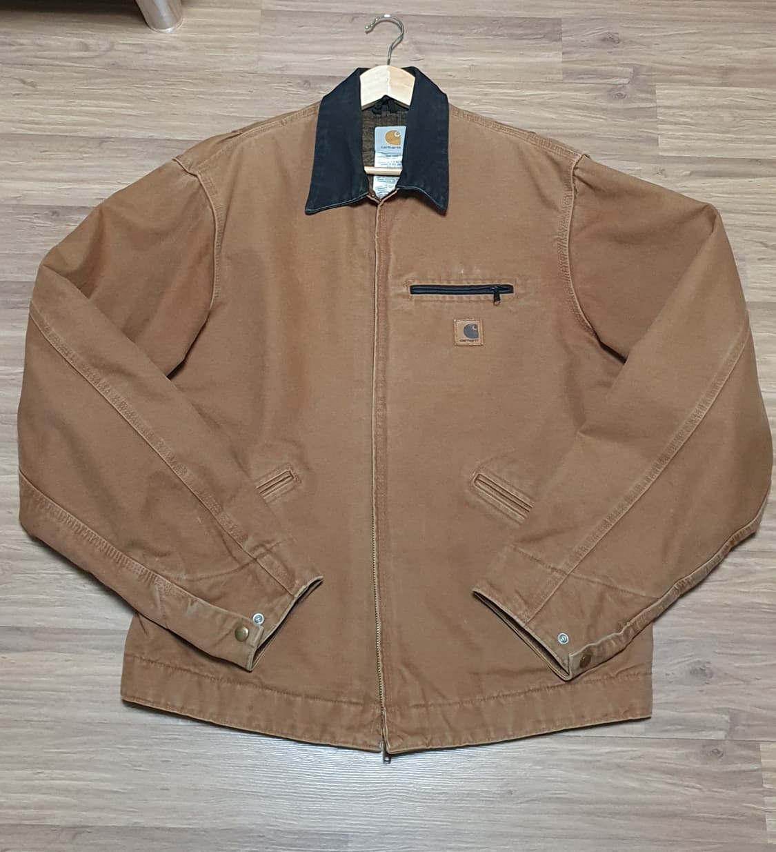 [L]칼하트 J97 디트로이트 Brn 샌드스톤 상품이미지1