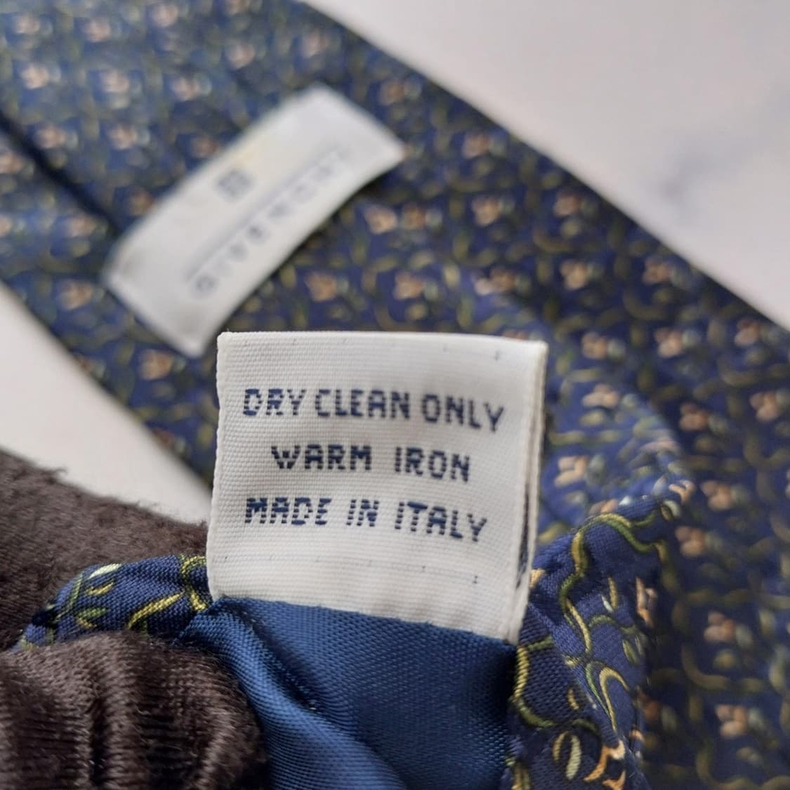 지방시 실크 네이비 빅로고 패턴 넥타이 9.7cm A+등급 K2452
 상품이미지10