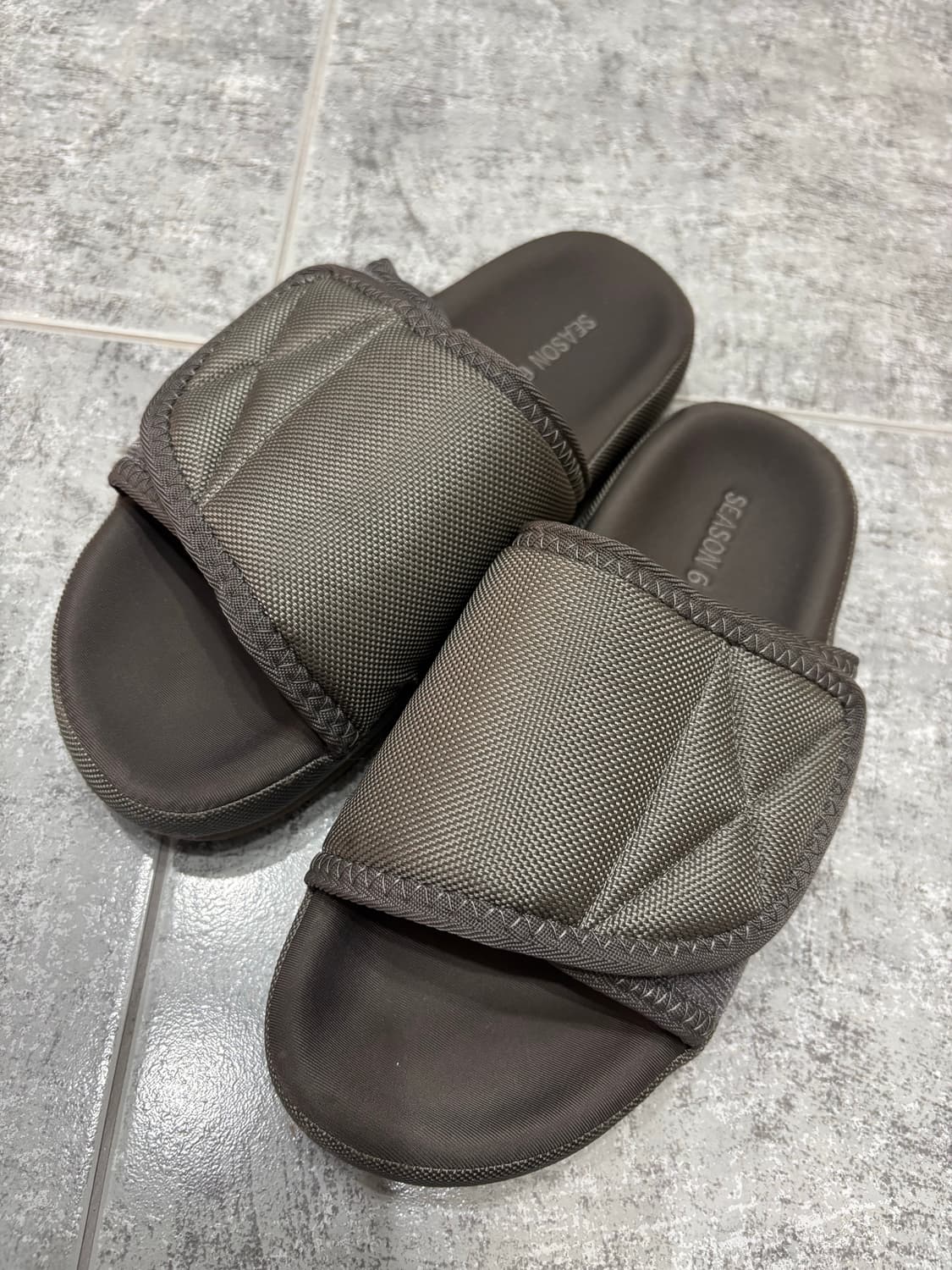 이지 시즌 6 슬리퍼 상품이미지1