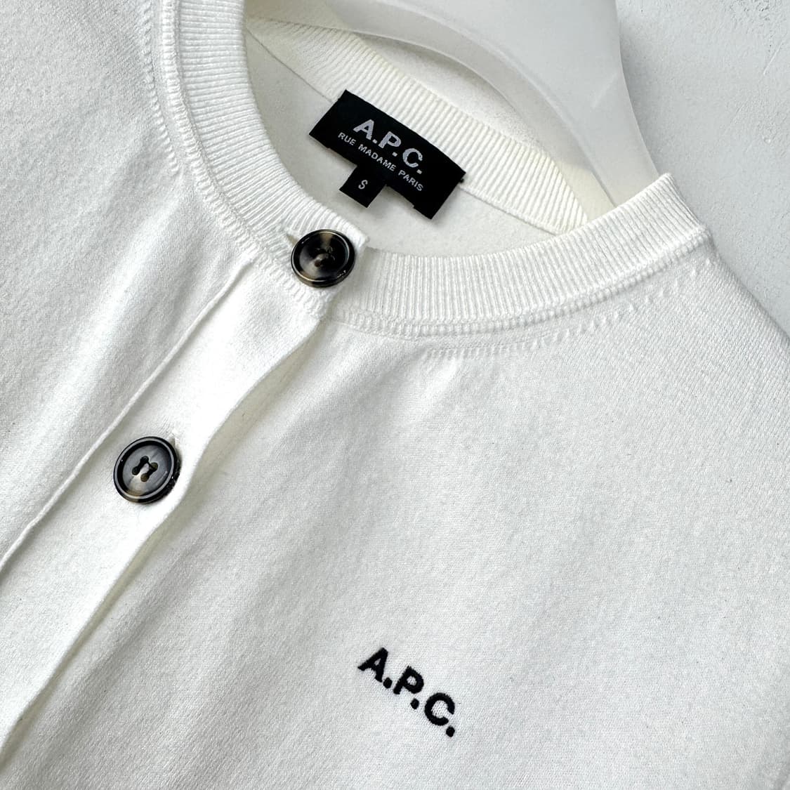 아페쎄 화이트 로고 반팔 니트 가디건 상품이미지3