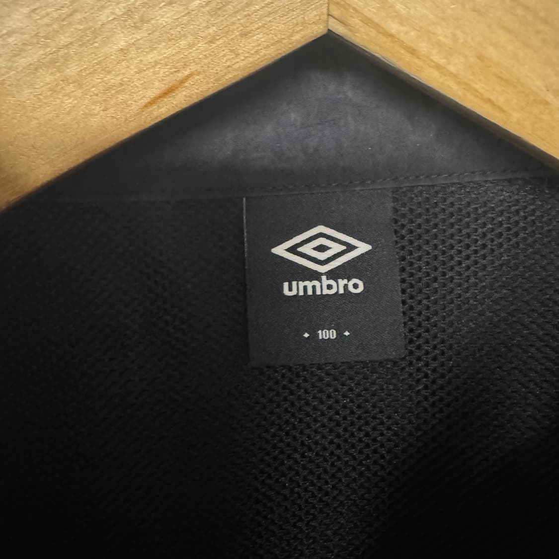 엄브로 로고 바람막이 상품이미지3