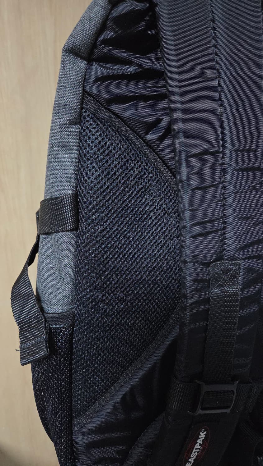 (착샷) 이스트팩 백팩 에그웜 그레이 상품이미지9