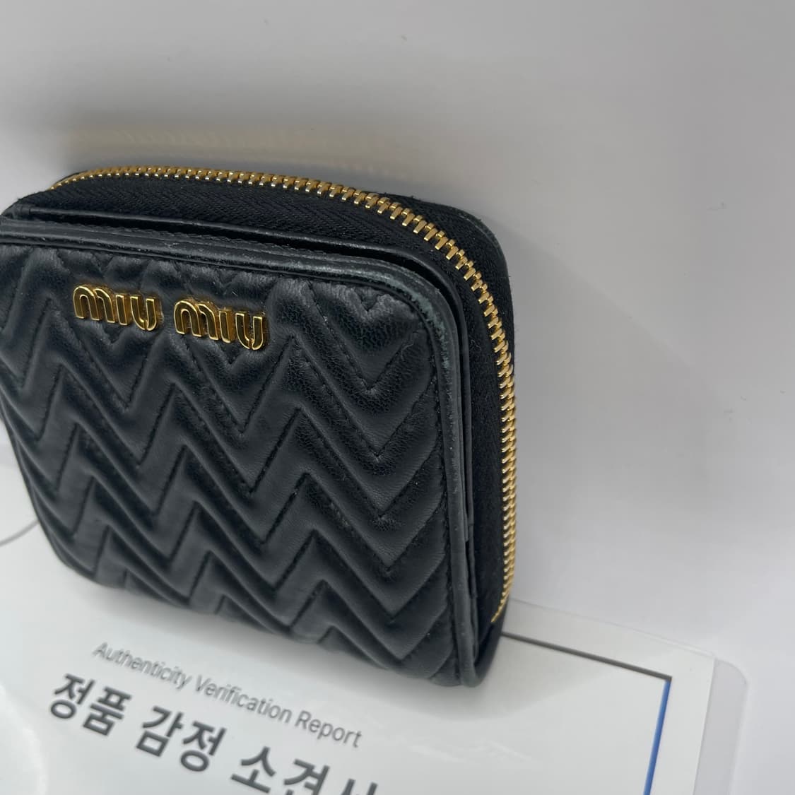 미우미우 로고 마테라쎄 지퍼 반지갑 상품이미지3