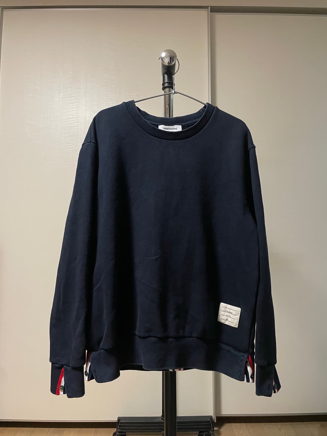 톰브라운 백삼선 맨투맨 상품이미지2