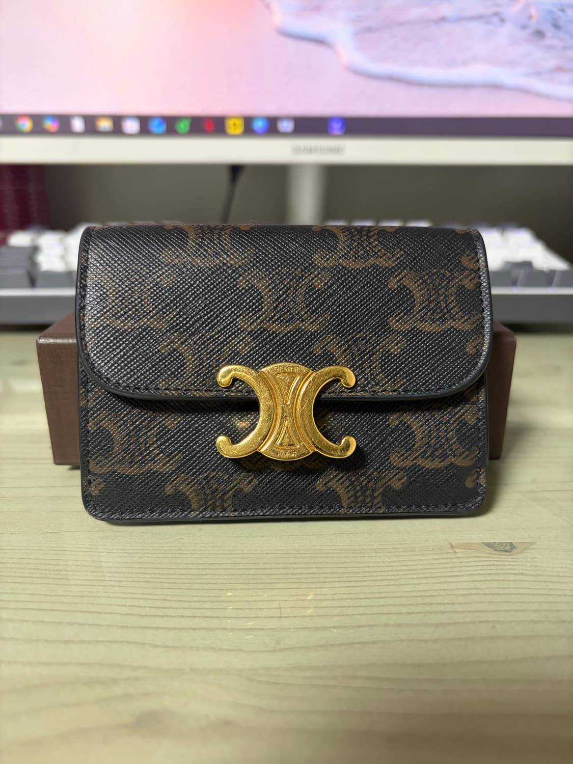 셀린느 트리옹프 캔버스 플랩 카드 홀더 탄 상품이미지1